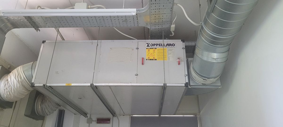 Unità di trattamento aria e condotte in un locale commerciale, archivio Pronto Service